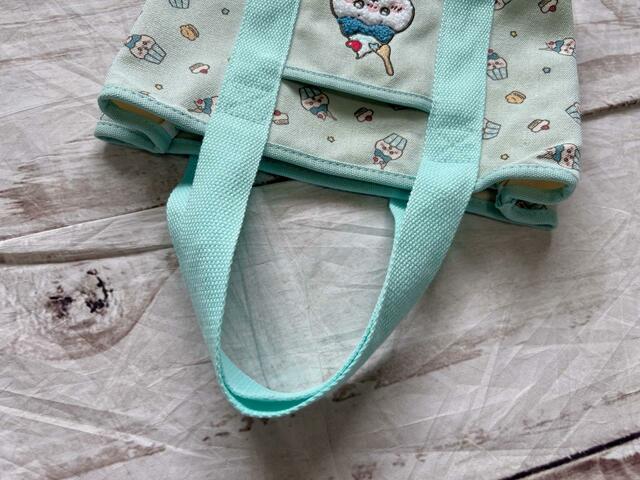 ハンドルは腕にかけて持てる長さ