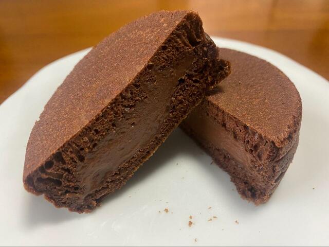 【セブン-イレブン　濃厚ショコラ焼】600Wの電子レンジで10秒加熱後