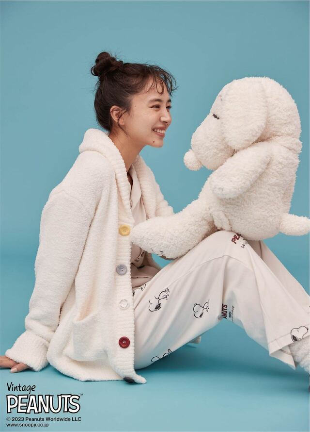 【PEANUTS meets GELATO PIQUE】UNISEX'パウダー'オールスターズジャガードショールカーディガン ￥10,120カラー：アイボリー/ダークグレーサイズ：S-M/M-LSNOOPY柄シャツ ￥7,260SNOOPY柄ロングパンツ ￥7,260SNOOPY柄ワンピース ￥8,910カラー：アイボリー/ダークグレーサイズ：フリー'ジェラート'ティッシュケース ￥10,890カラー：アイボリーサイズ：フリー
