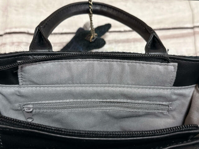 内側にはポケットが2つ。フロント側にはファスナーポケットが1つついています