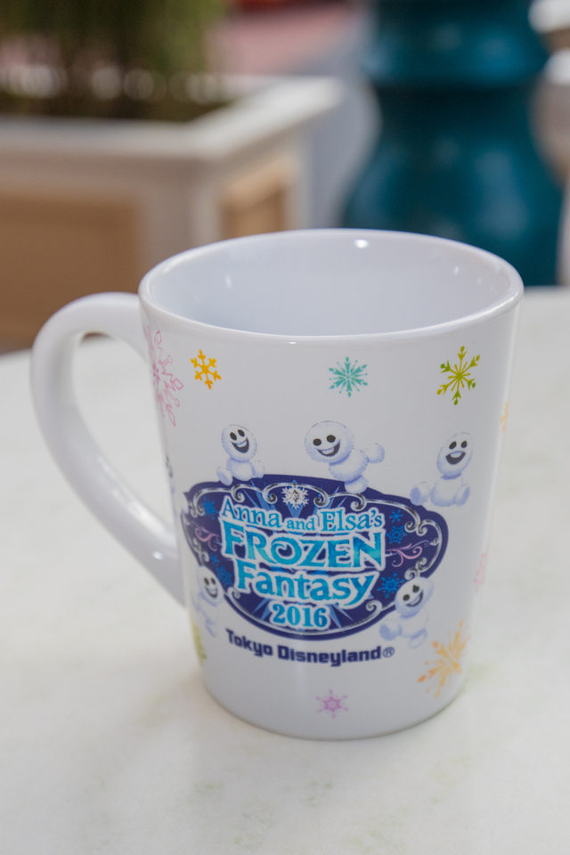 オレンジ風味のミルクムース、スーベニアカップ付き｜東京ディズニーランド 2016年「アナとエルサのフローズンファンタジー」｜撮影：YOSHI