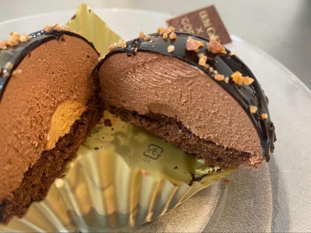 【ローソン×GODIVA Uchi Café×GODIVA ドームショコラ（アーモンドプラリネ）】カリカリのプラリネがアクセント