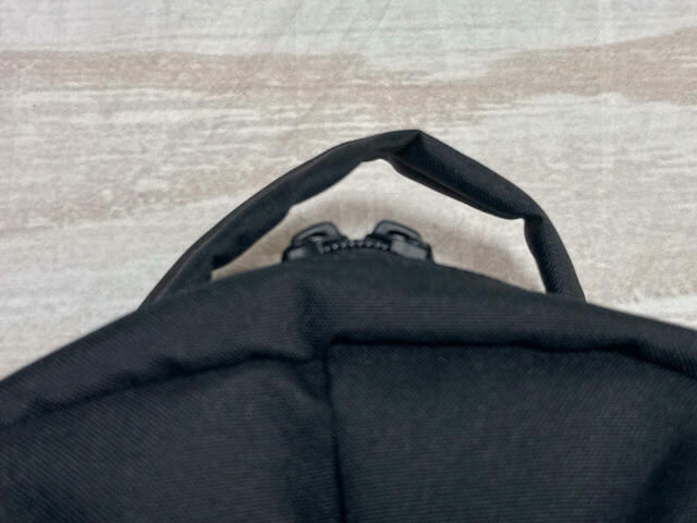 上部には背負っていない時の持ち運びに便利な持ち手付き