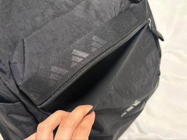 【アディダス 3バーロゴ バックパック】表面にはファスナー付きポケットも。長財布も余裕で入るサイズ感です