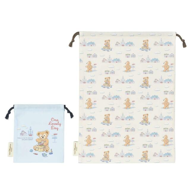 きんちゃくセット 3,000円|おでかけの準備をしたり、おさんぽしているダッフィーがデザインされたグッズ|販売店舗:東京ディズニーシー「マクダックス・デパートメントストア」|発売日:2025年6月3日(火)