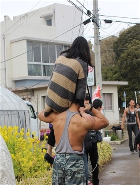 肩に乗るという、普段はなかなか出来ない方法で移動する人も