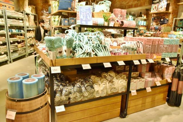 【AWESOME STORE TOKYO（オーサムストア トーキョー】ヨガマットやヨガローラーも安い！