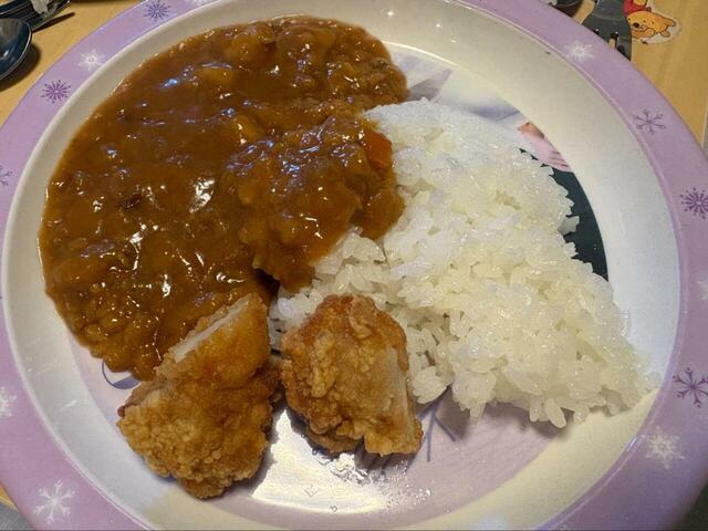 【ロピア からあげの山 塩】カレーライスの横に添えて、お店メニュー風の仕上がりに♪冷凍ストックがあるだけで、いつものカレーが一気に格上げされます