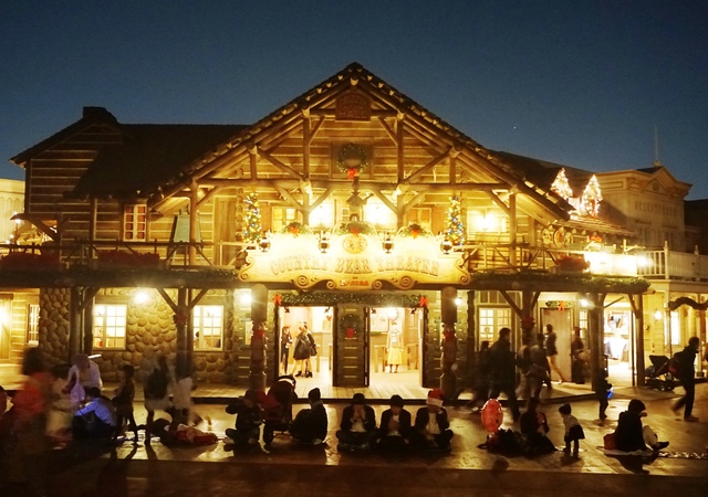 夜のカントリーベア・シアター外観