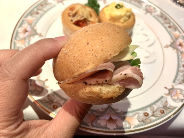 ハムチーズのロールサンド