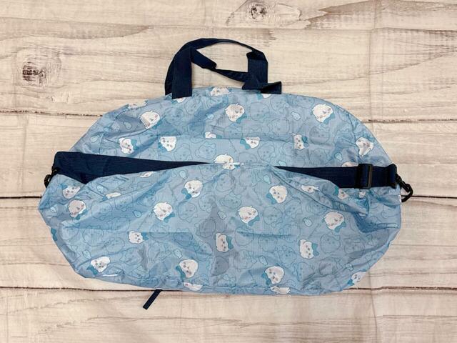 たたみ方は簡単。まず、背面側にして、平たくします