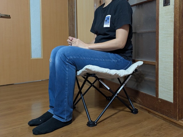 【ニトリ　オットマンとしても使える 洗える折りたたみスツール】身長160cm・体重53kgの大人が座っても安定感バッチリ！耐荷重は約80kgです