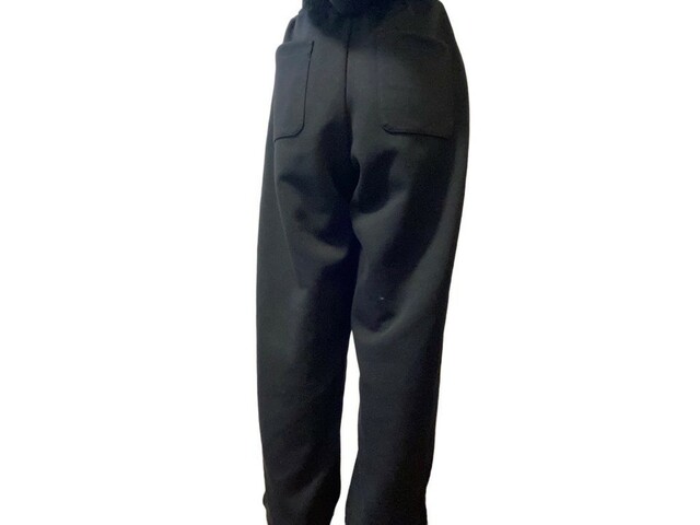 【ユニクロC　スウェットワイドパンツ】やや厚みのある生地なので、下着のラインを気にせずに穿けます◎