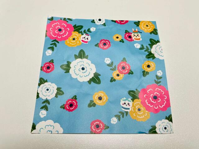 『ちいかわ飯店 ドリンクスタンド 津田沼』肉まんのせいろに敷かれていた敷き紙の柄もチャイナ仕様でとってもキュート！