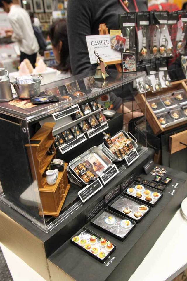 「AKA・I　RINGO（赤いりんご）」のブース。まるで本当のパン屋さんのような展示の仕方も素敵です。