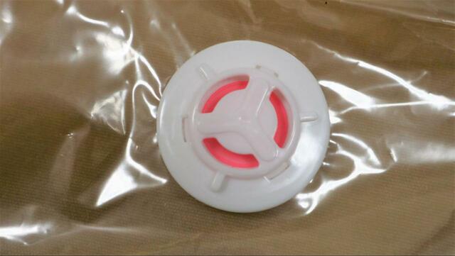 【カインズ オートバルブ 防ダニ布団圧縮袋】バルブはオートバルブで蛍光ピンク色