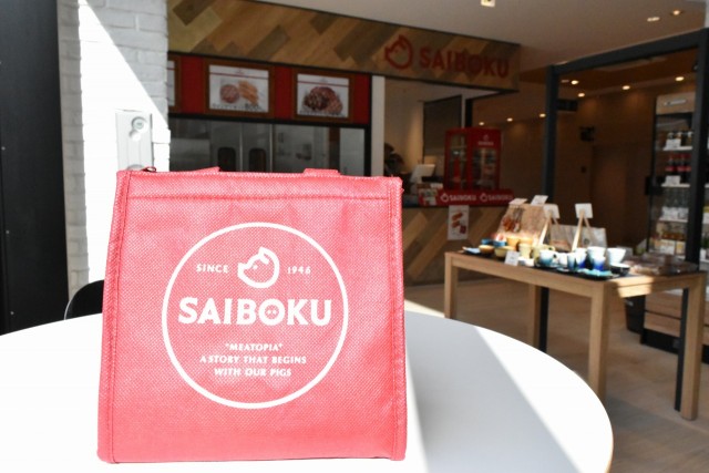 保冷バッグに入った3種類のソーセージはお土産に大人気