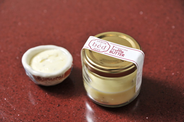 沿線「うまい肉」の名店／shibuya-bed　トリュフバターは、持ち帰り用に購入もできる