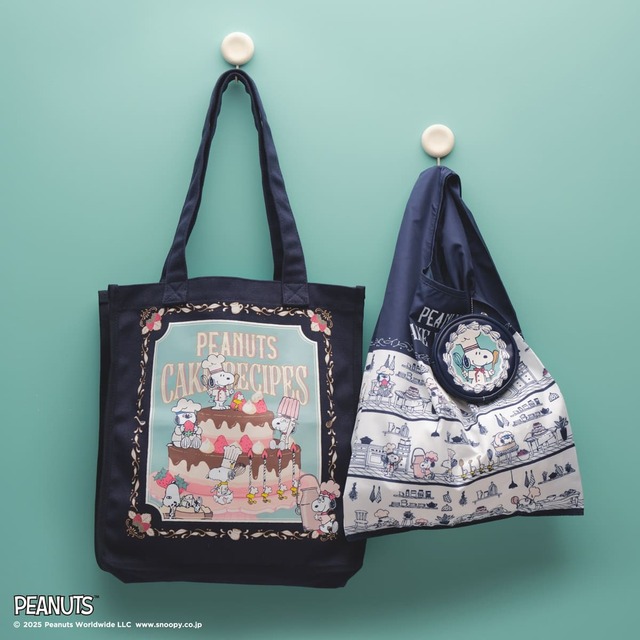 【PEANUTS×Afternoon Tea】キャンバストート ￥4,620、ポケッタブルバッグ ￥2,970／仲良くケーキを作るキュートなスヌーピーときょうだいたちが描かれたトートバッグ