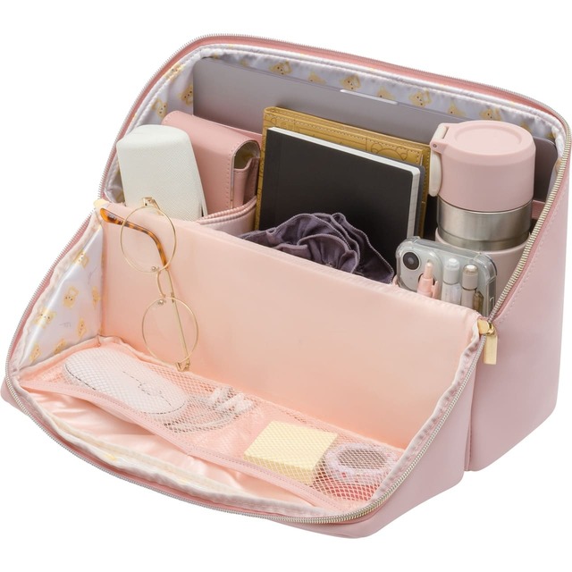 【リラックマ・オフィス雑貨シリーズ】「スタンドビッグポーチ」こあくまピンク使用イメージ