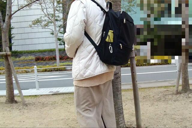 【Honeys 多収納スクエアリュック】本体は約600gと軽量！ちょうど良い大きさです（身長164cm）