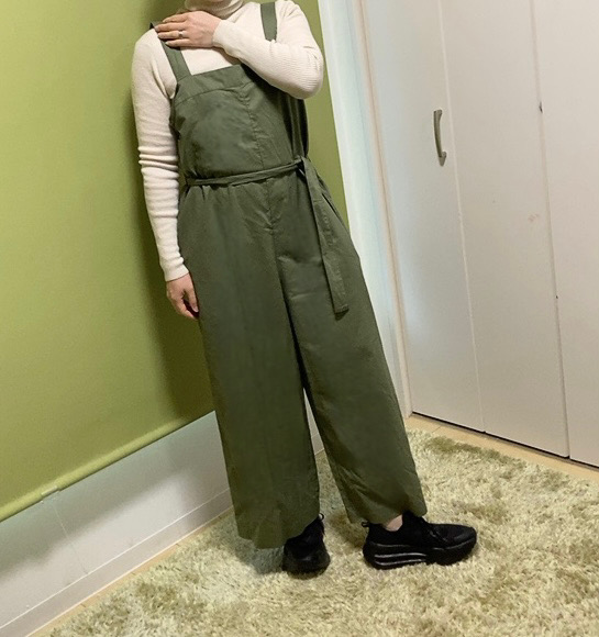 【ユニクロ リネンブレンドサロペット】無印良品の白タートルを合わせた秋冬スタイル