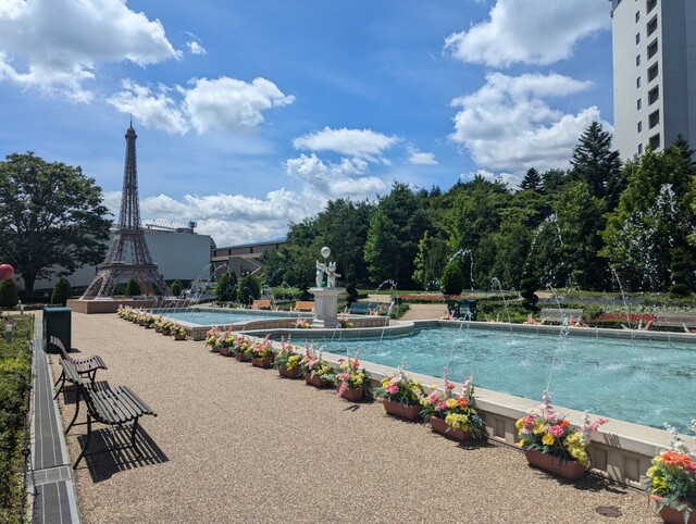 【富士急ハイランド・リサとガスパール タウン】エッフェル塔が目印の噴水広場のガーデン