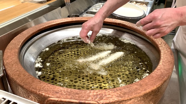 さらしめ油をメインにブレンドしたオリジナルの揚油【天ぷら定食 まきの】