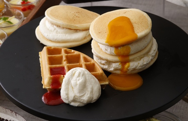 ソースや生クリームでカスタマイズできるミニパンケーキとワッフル【トロピカルフルーツシャワー スイーツブッフェ】