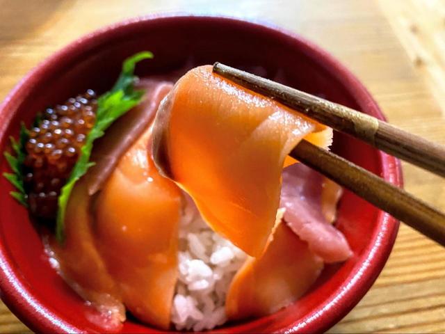 【はま寿司 寿司屋のまぐろサーモン丼】脂ののったサーモン