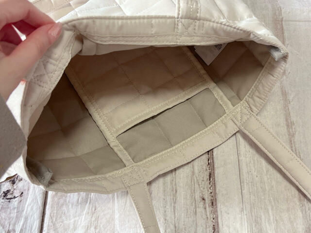 内側には吊りポケットが1つついています