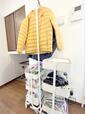 【山崎実業 tower スリムコートハンガー】使用後。収納ラックの横に設置し、アウターを掛けてみると想像以上にスッキリ！
