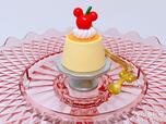 ミッキーチェリーの乗った昔ながらのプリン