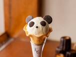 「パンダソフトクリーム(ざく切りカヌレ入り)」＜価格：691円（税込）＞ 【エキュート上野でパンダフェア「PANDA PARK」開催！「たれぱんだ」のポップアップショップもオープン！】