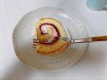 【成城石井 苺と北海道産純生クリーム入りのロールケーキ】生クリームの甘さと苺の甘みと酸味がマッチ