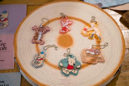 くまのプーさんカフェ】限定グッズ「写真満載」レポ!『プーさんと大