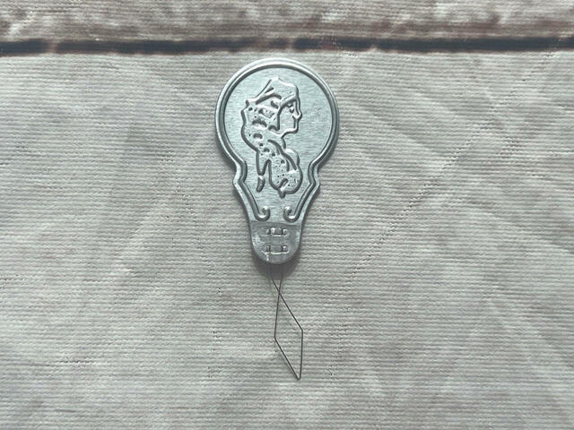 糸通し。針に糸を通すときに使います♪