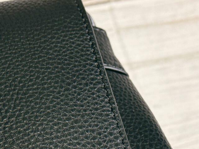 シボ感のある合成皮革素材を使用しており、高級感たっぷり。やわらかさもあり、きれいめな印象で持てるのが魅力！