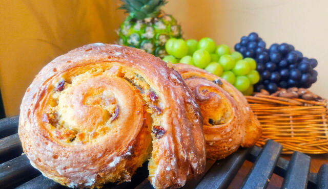 ばくtoPan「アーモンド香るフルーツたっぷり結いロール」