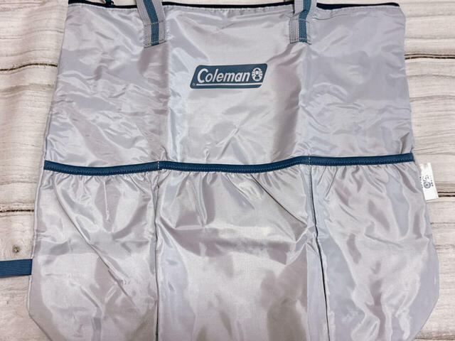 【Coleman付録：撥水加工バッグ】フロントポケットのゴム部分も同じ濃いくすみブルーで統一されています♪
