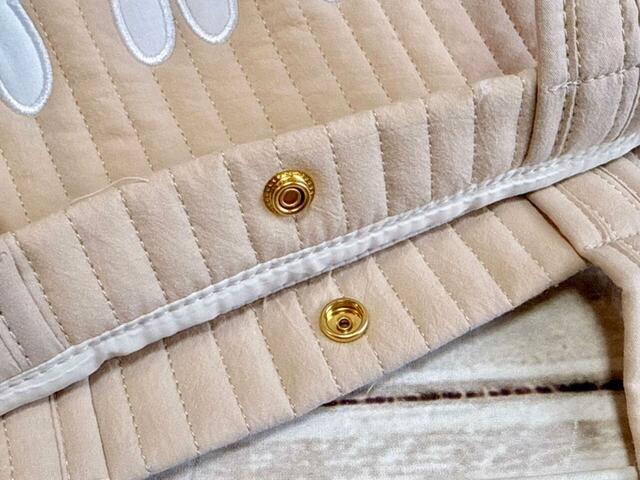 口はゴールドのスナップボタン付き