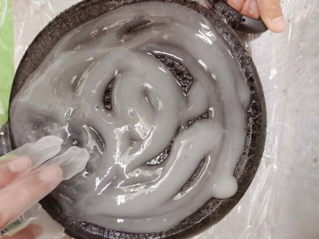 【こげとりぱっとビカ 万能タイプ】底面にたっぷり塗布し、塗り広げます