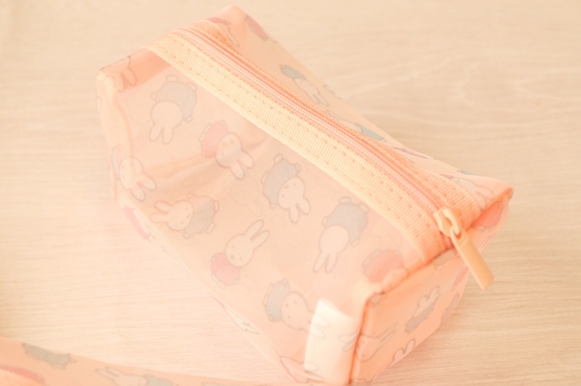 【宝島社『素敵なあの人 2026年3月号』特別付録】ポーチはミッフィーの総柄で、メッシュ部分にさまざまなミッフィーがプリントされています