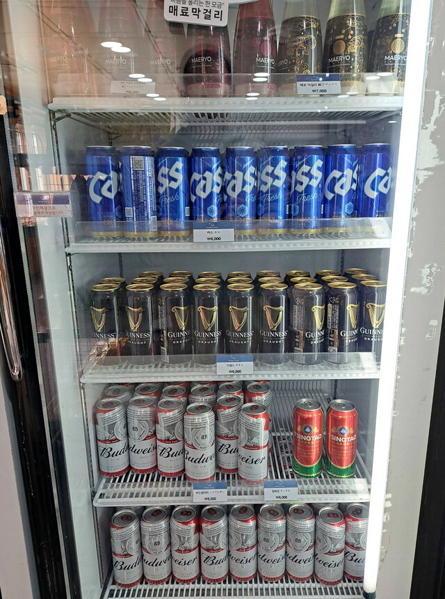 【大阪↔釜山 クルーズ体験記】フロントに向かって左手にある無人コンビニのビールとマッコリ。決済はカードのみ