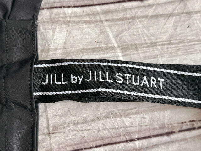 持ち手にもブランドロゴ入り！細部まで凝ったデザインがうれしい