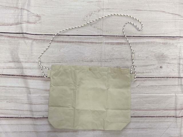 バックも装飾がないシンプルなデザイン