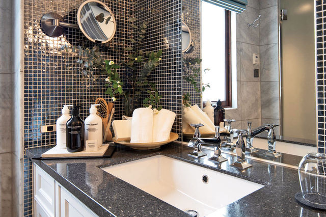 円形で透明なシャワーブース前のシックな洗面台。PETALS TOKYO【東京・品川】