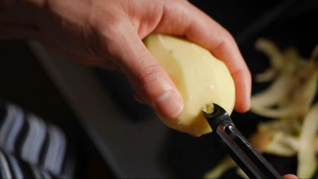 【OXO タテ型 ピーラー】ジャガイモの芽を取り除くのもとても簡単でした