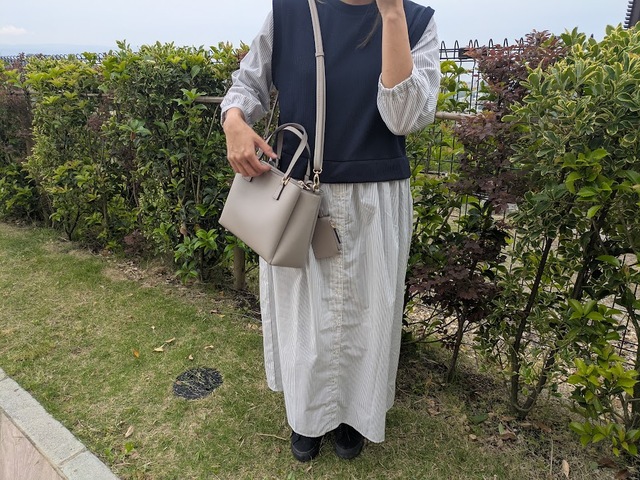 【ハニーズ　軽量両あおりハンドバッグ】肩掛けでもカジュアルになりすぎないデザインなのが魅力です♪