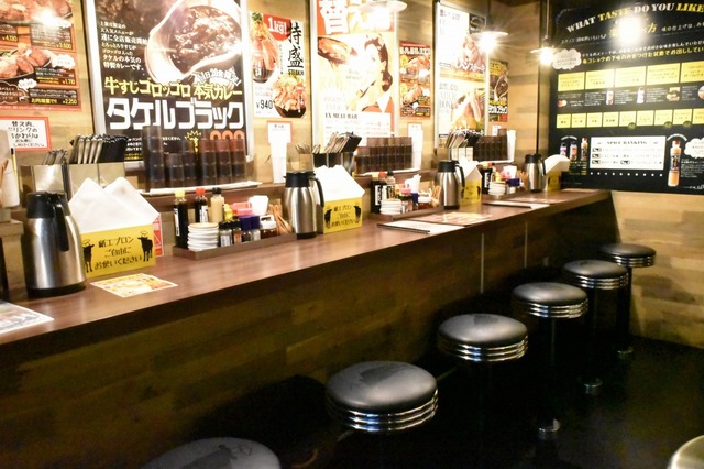 店内に入るとすぐカウンター席がある